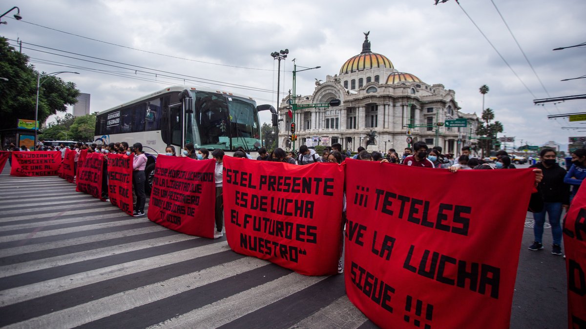 Normalistas de Teteles marchan en CDMX para exigir cumplimiento de acuerdos educativos