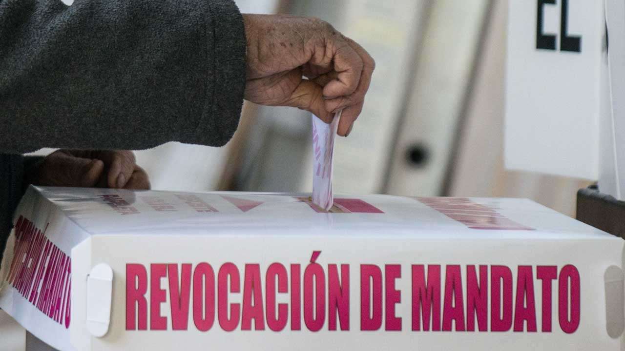 Sheinbaum afirma que la revocación de mandato de gobernadores es una decisión individual
