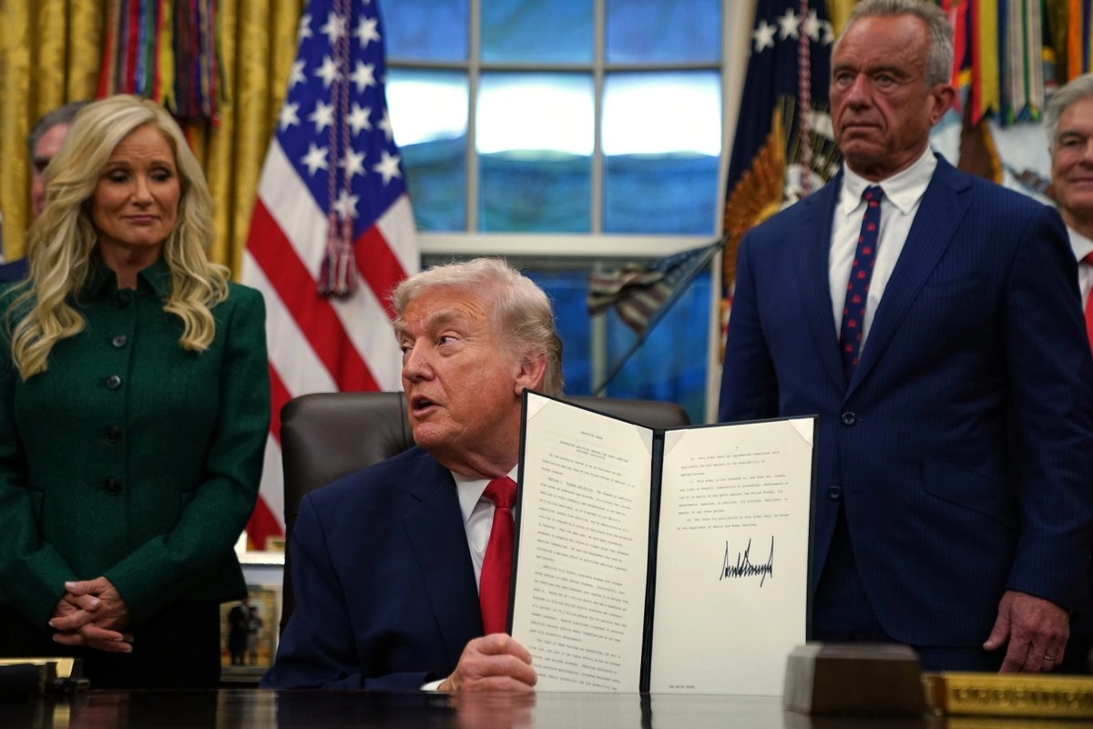 Trump firma orden para imponer aranceles a países que vendan o suministren petróleo a Cuba; México es el principal proveedor