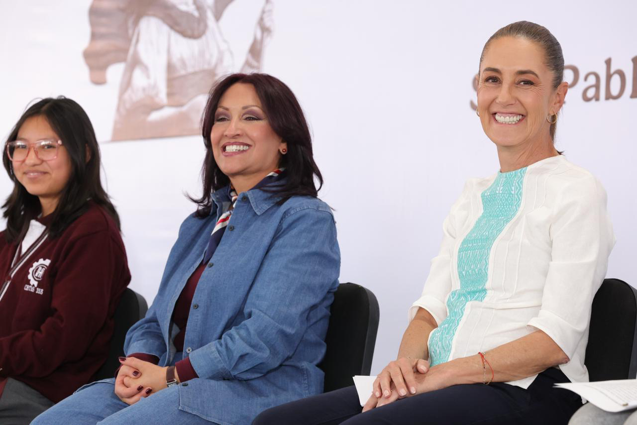 Sheinbaum ratifica la Nueva Escuela Mexicana y plantea más contenido sobre mujeres en libros de texto