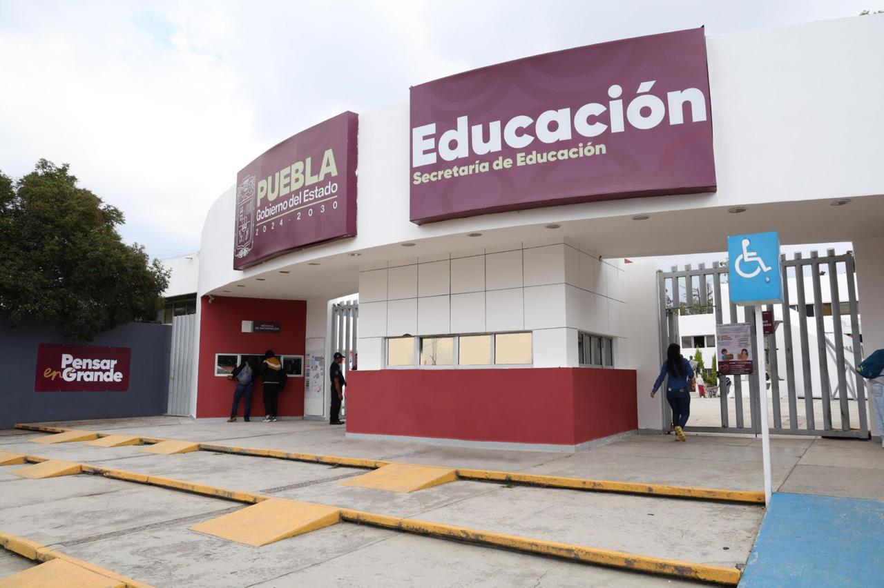 Cesan a 10 funcionarios y auditan entrega de 700 plazas de SEP Puebla.