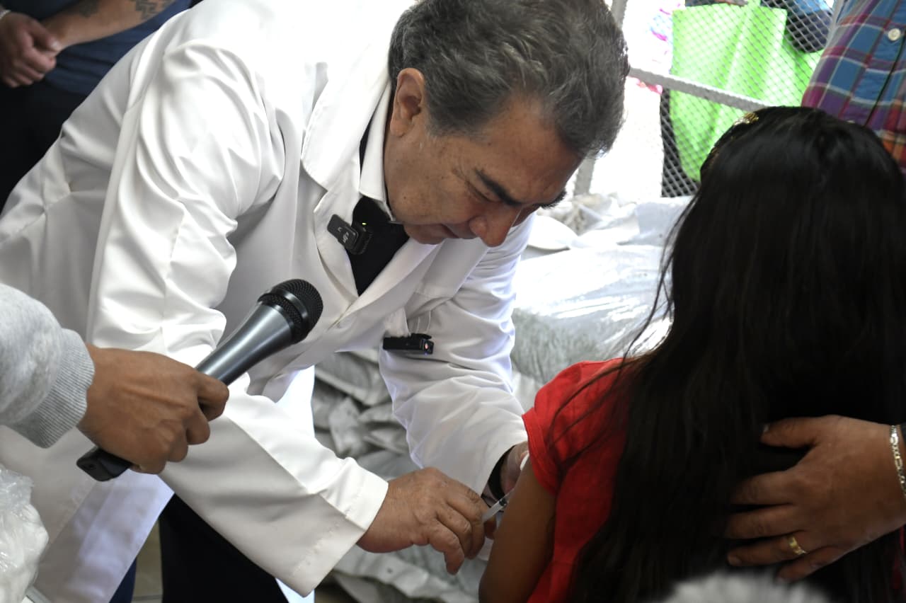 Blindan el Mercado Hidalgo con jornada masiva de vacunación tras brote de sarampión