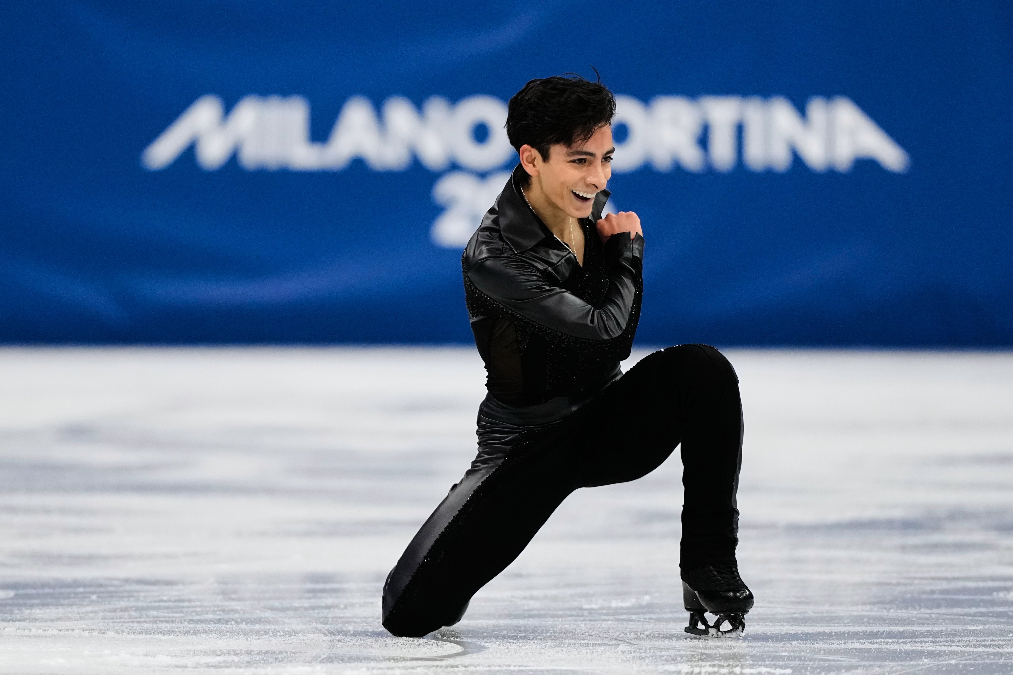 ¡Rey en el hielo! Donovan Carrillo logra su mejor marca y aterriza saltos históricos en Milán 2026