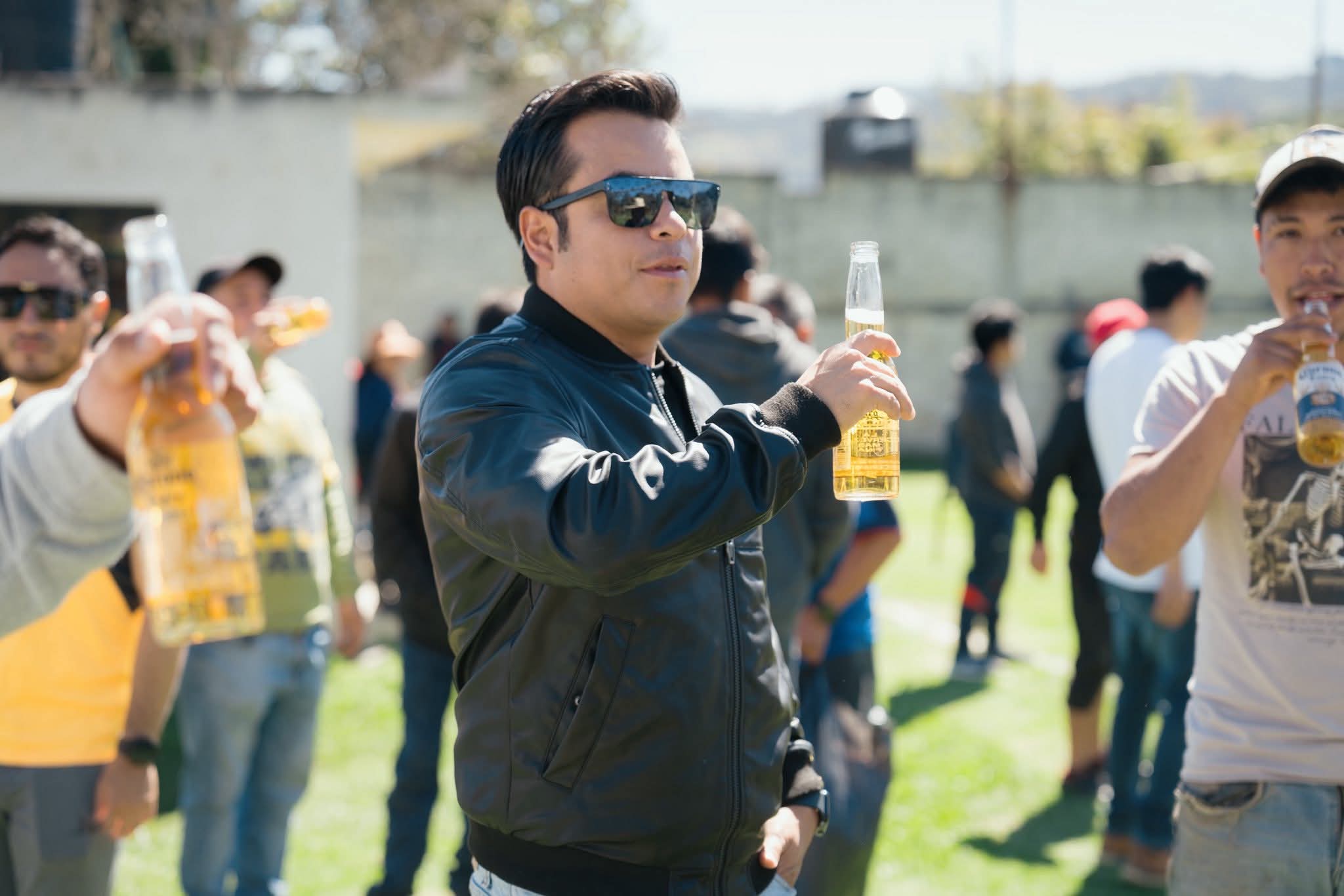 “Me recetaron 2 cartoncitos de chelas”: Alcalde de Tlatlauquitepec presume consumo de alcohol frente a menores