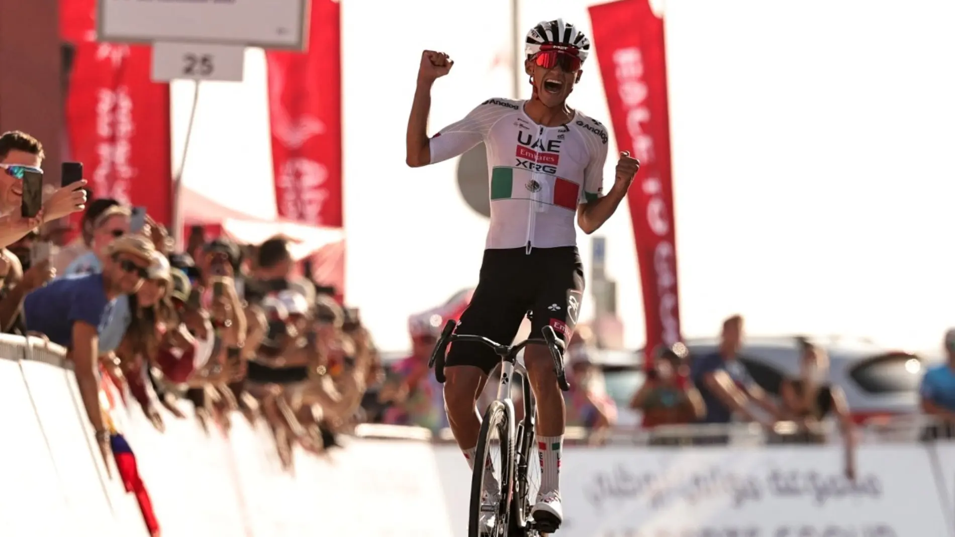 Isaac del Toro gana la Etapa 6 del UAE Tour 2026 y recupera el liderato