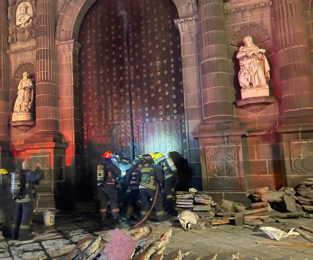 Seguro del INAH cubrirá restauración de la Catedral de Puebla tras incendio; quedaría lista este año