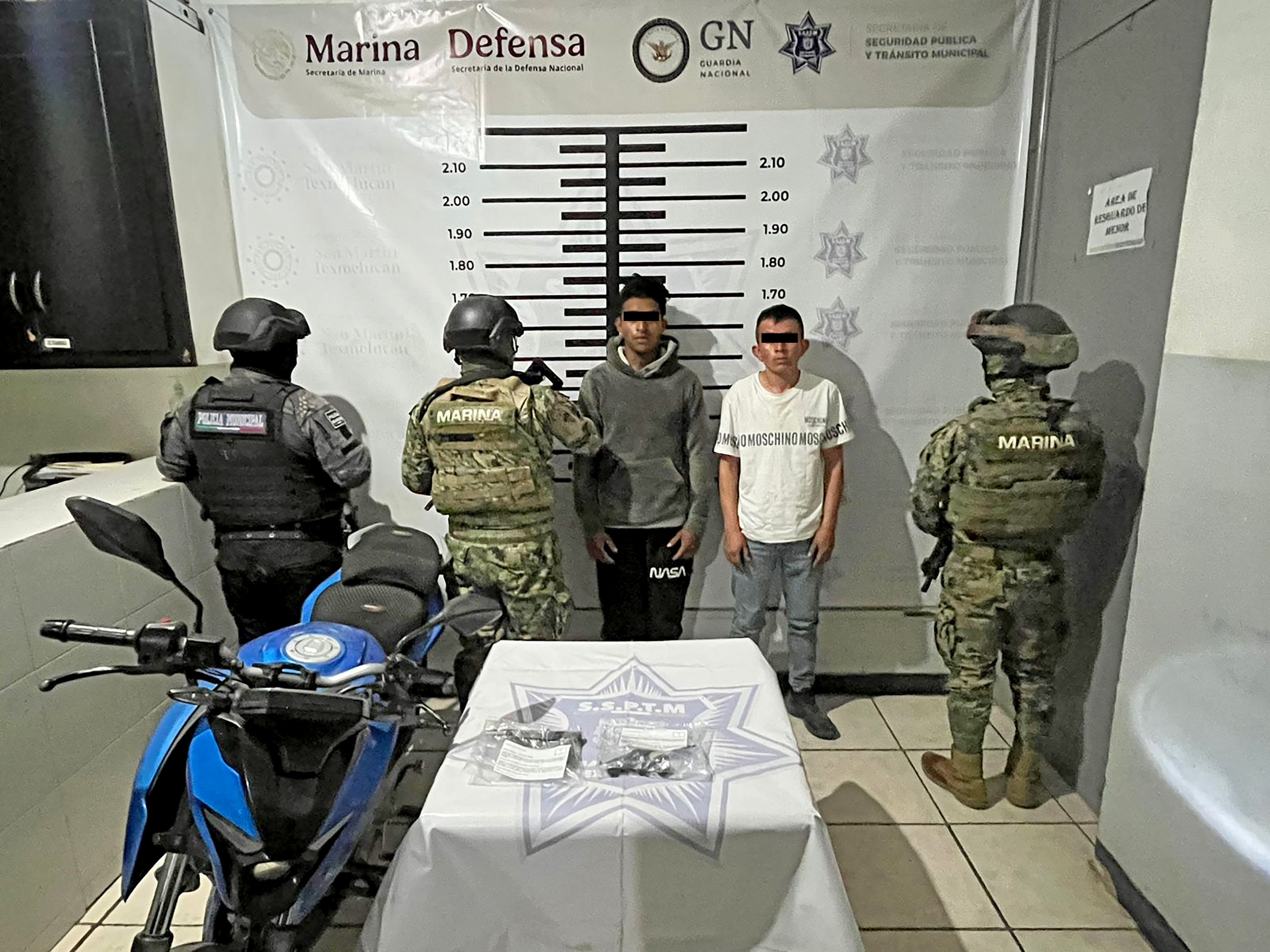 Detienen en Texmelucan a dos hombres armados en moto robada