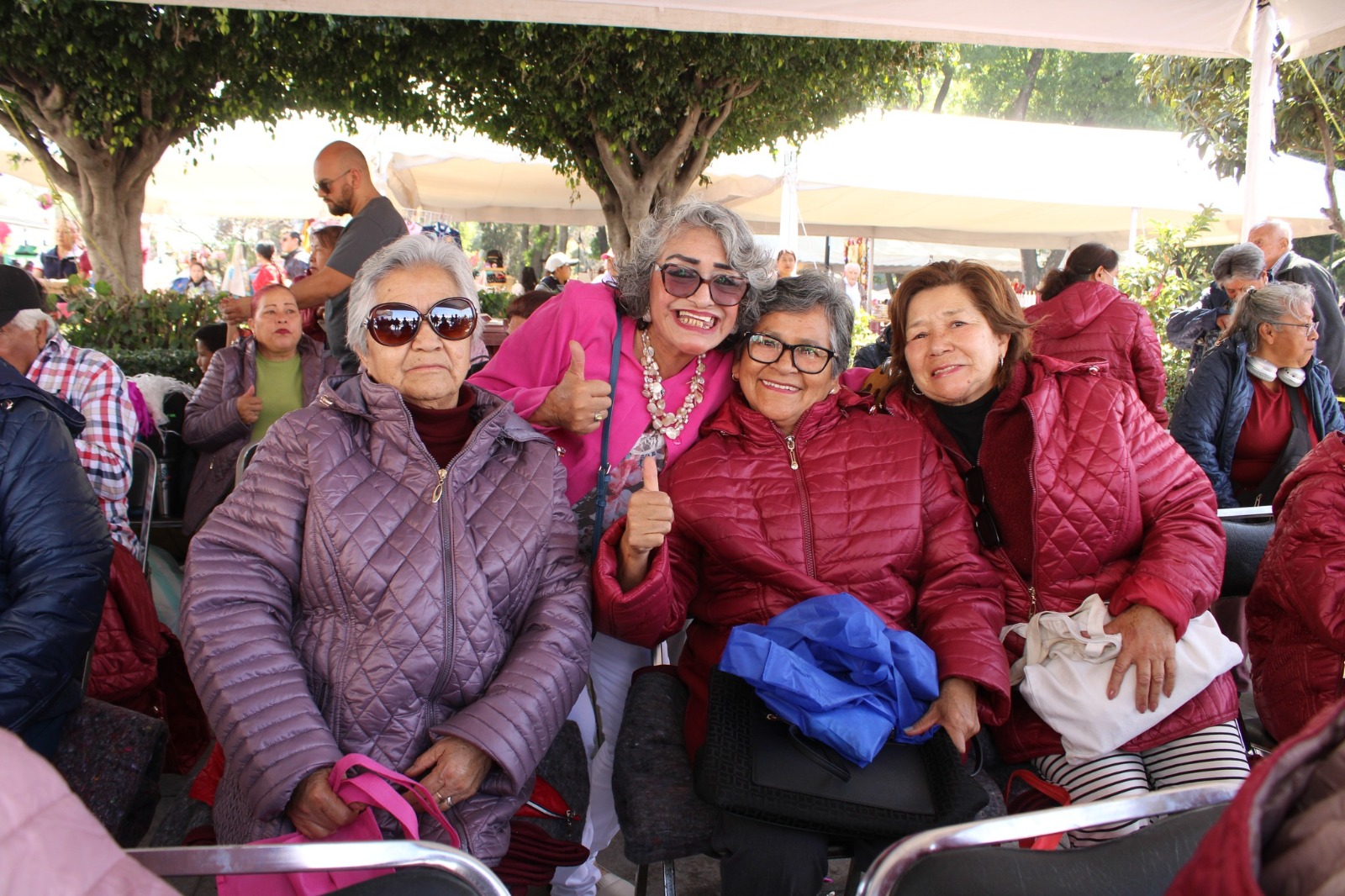 Entregan chamarras y cobijas a adultos mayores en Cholula