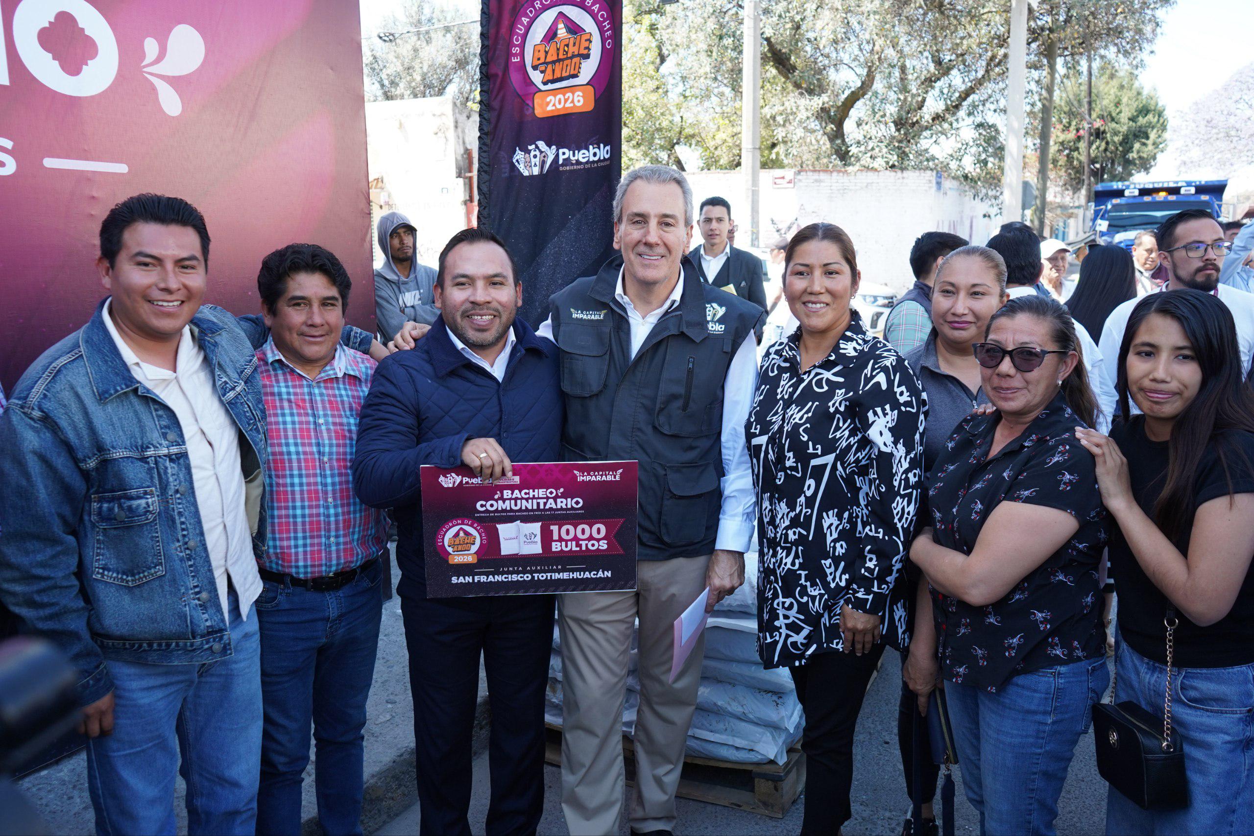Entregan 17 mil bultos para bacheo en juntas auxiliares