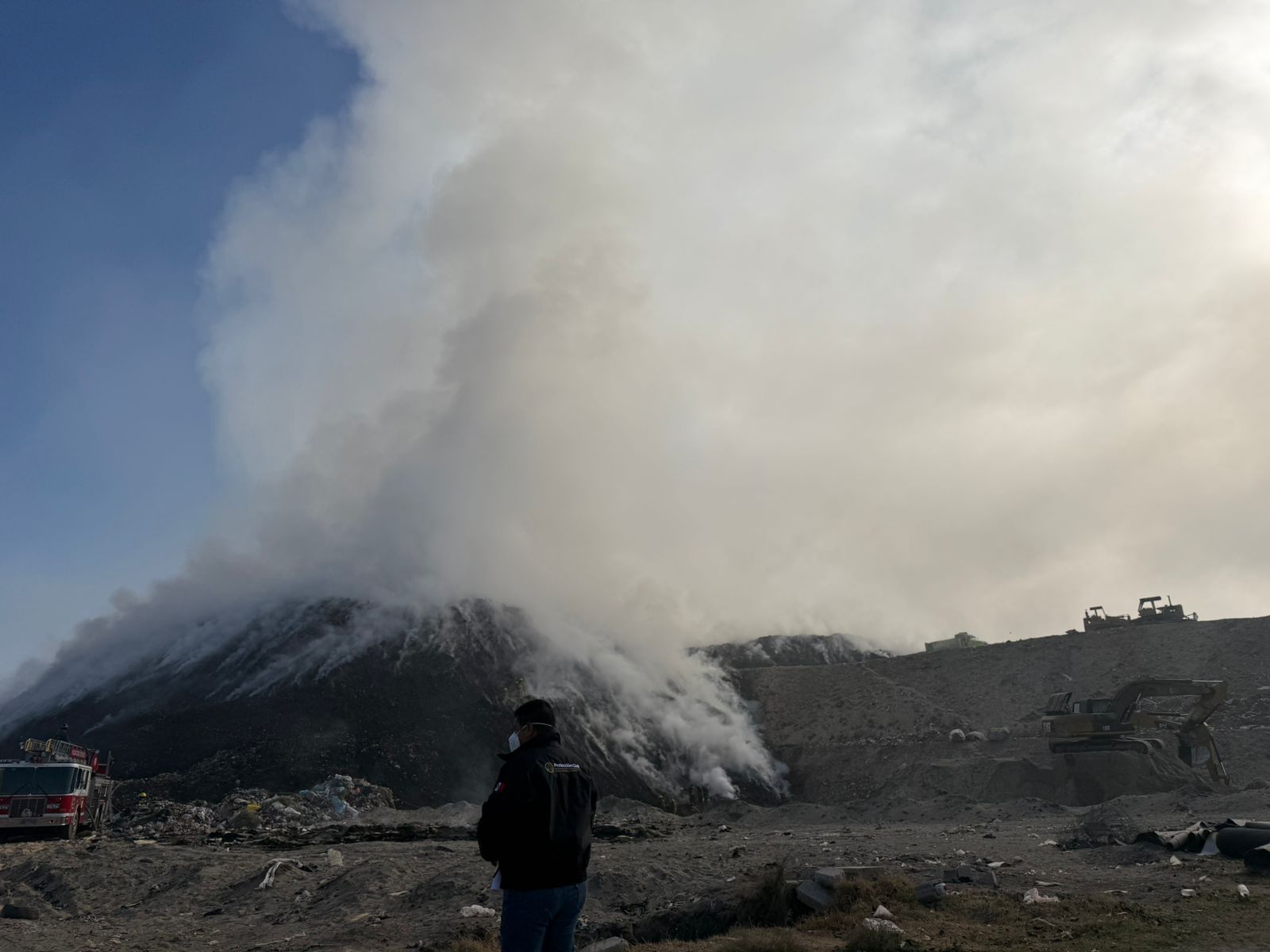 Controlan al 70% incendio en el relleno sanitario de San José Chiapa; vientos dificultan la extinción