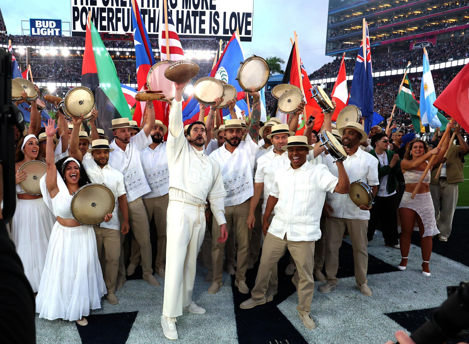 Sheinbaum celebra mensaje de unidad de Bad Bunny en el medio tiempo del Super Bowl