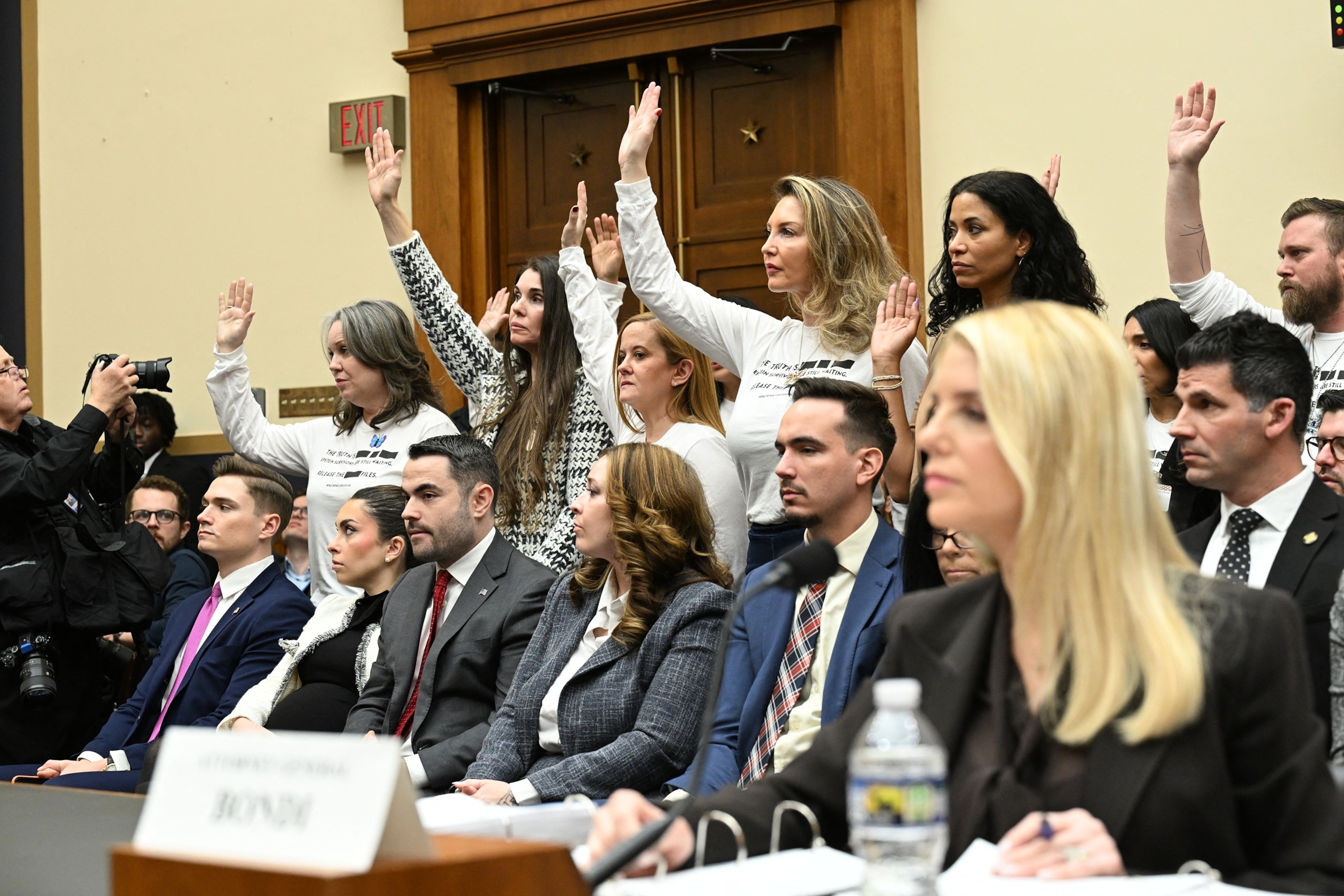 Pam Bondi enfrenta críticas en el Congreso por rechazo a víctimas de Epstein y presunto encubrimiento de Donald Trump