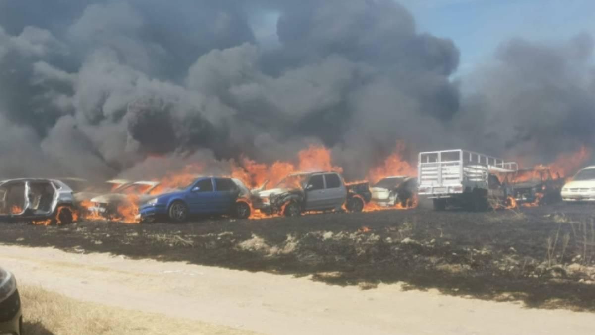 Incendio en corralón de la Fiscalía de Tlaxcala consume más de 180 vehículos