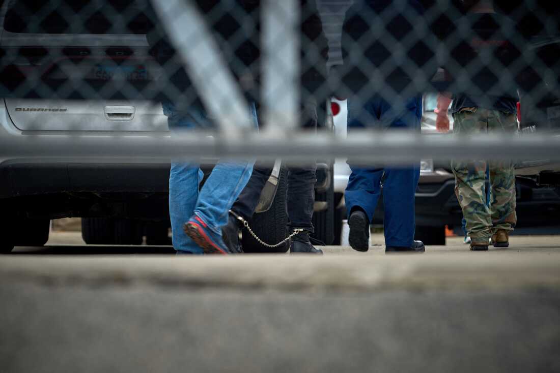 Juez federal bloquea política de deportaciones aceleradas de Trump hacia terceros países