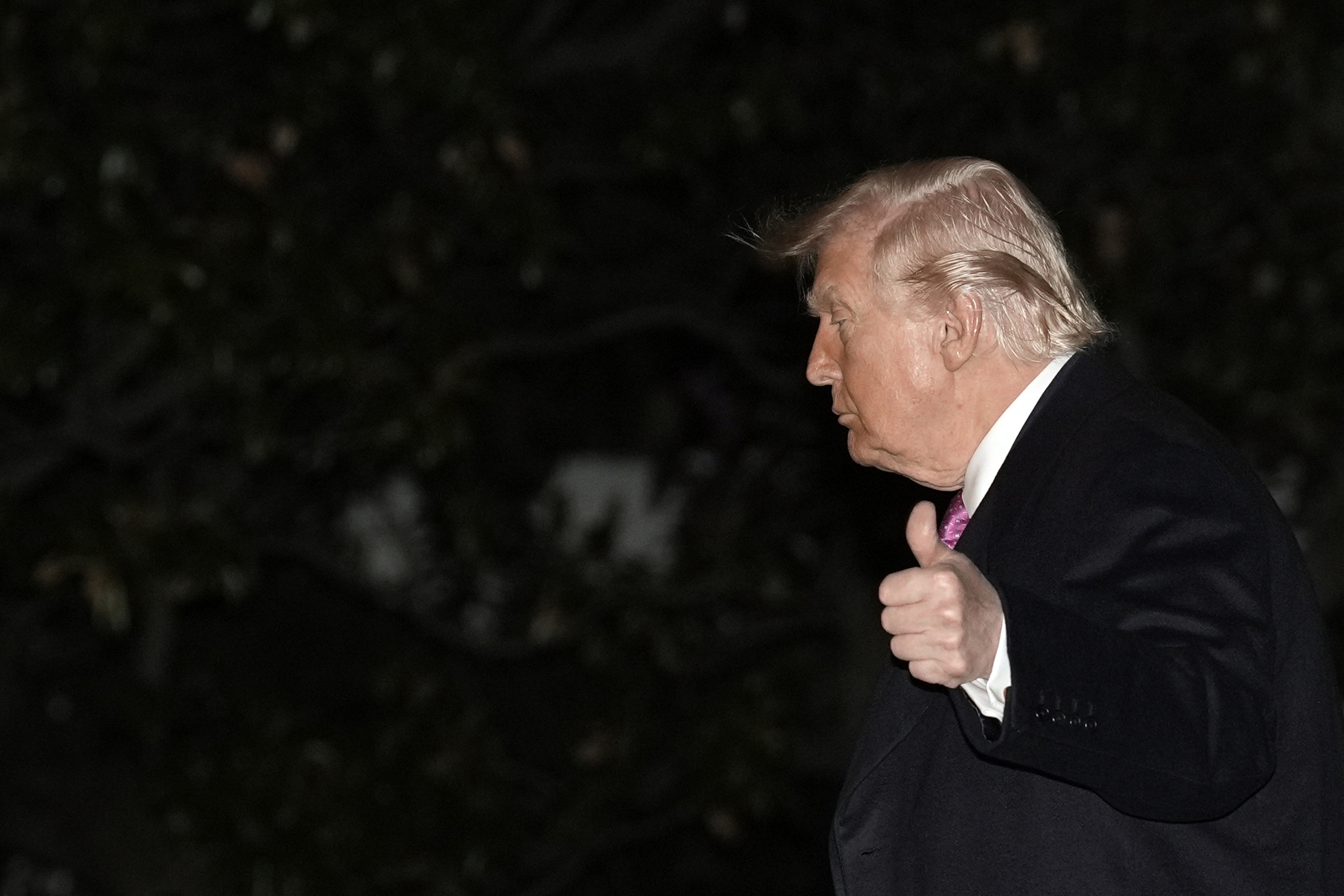 Trump lanza advertencias a aliados y presiona por control energético tras cierre del Estrecho de Ormuz