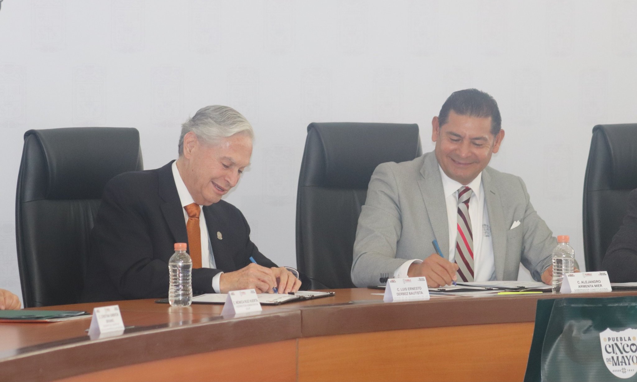 Gobierno de Puebla y UDLAP sellan reconciliación con 300 becas; rector respalda el Cablebús
