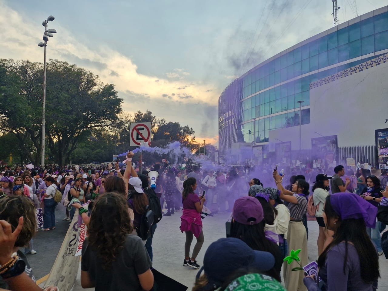Choque de versiones tras protesta del 8M frente a la Fiscalía de Puebla
