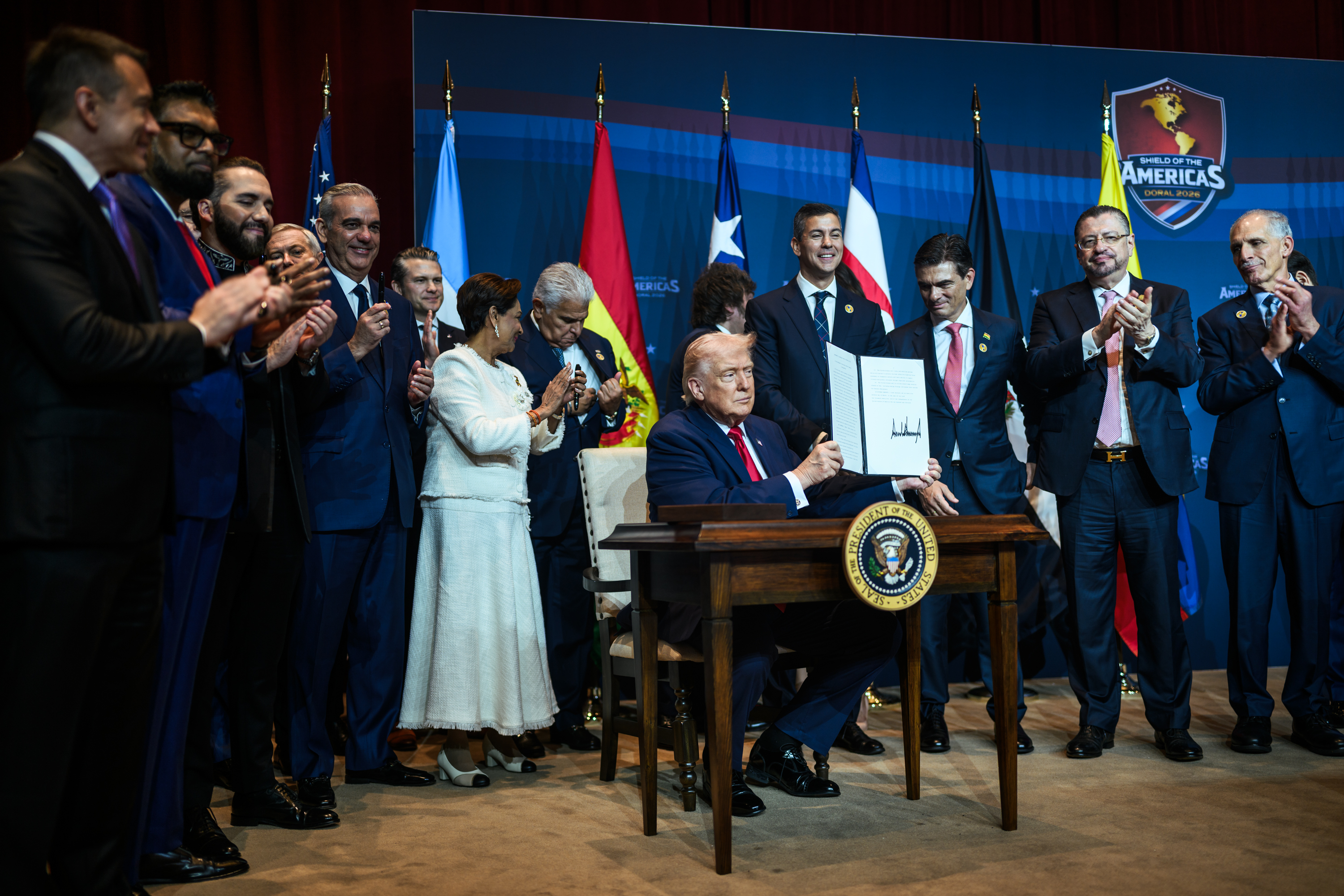 Trump formaliza coalición militar “Shield of the Americas” contra cárteles en cumbre con líderes de América Latina, amenaza con uso de misiles