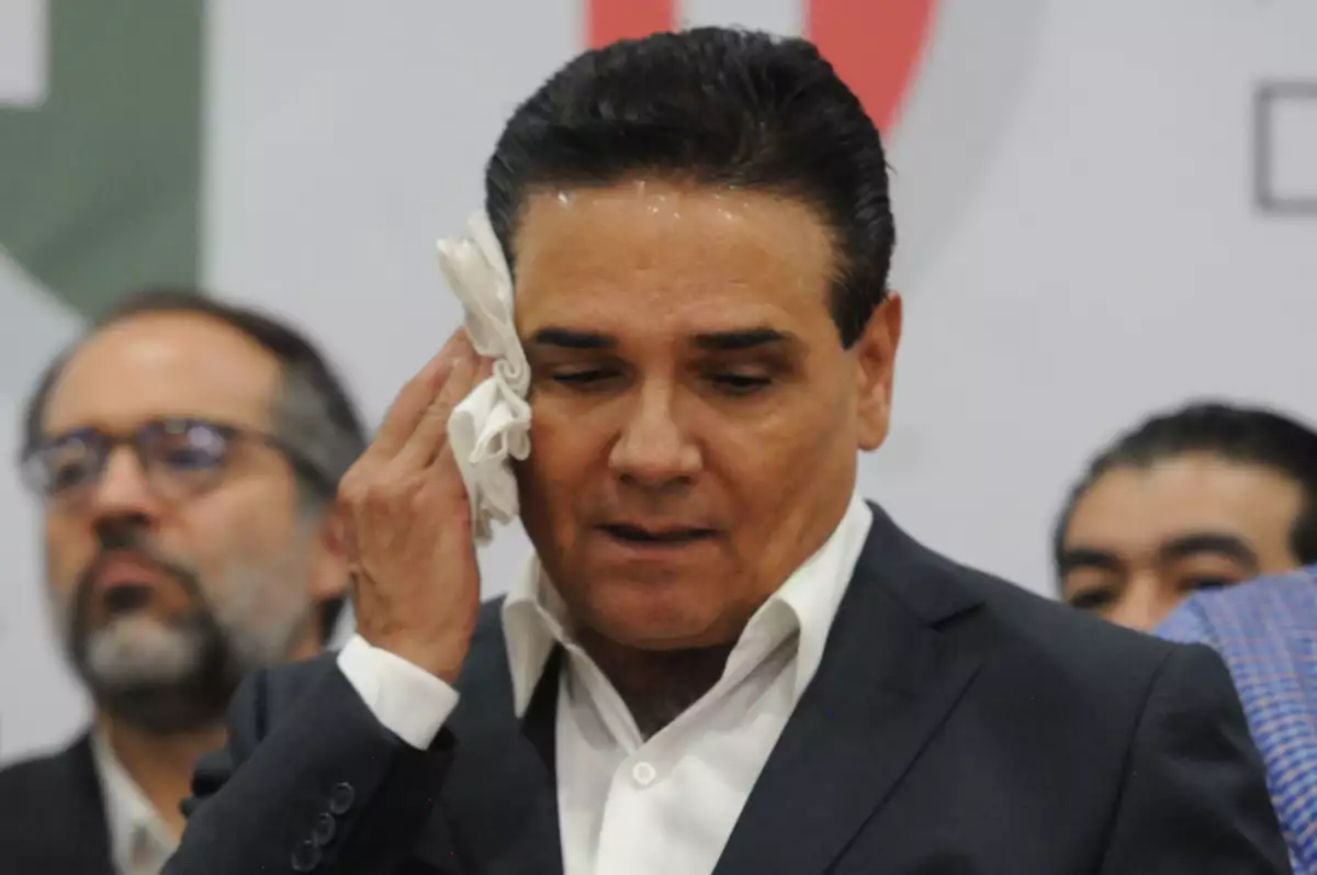 Ordenan aprehensión contra Silvano Aureoles y 15 exfuncionarios por caso Arantepacua