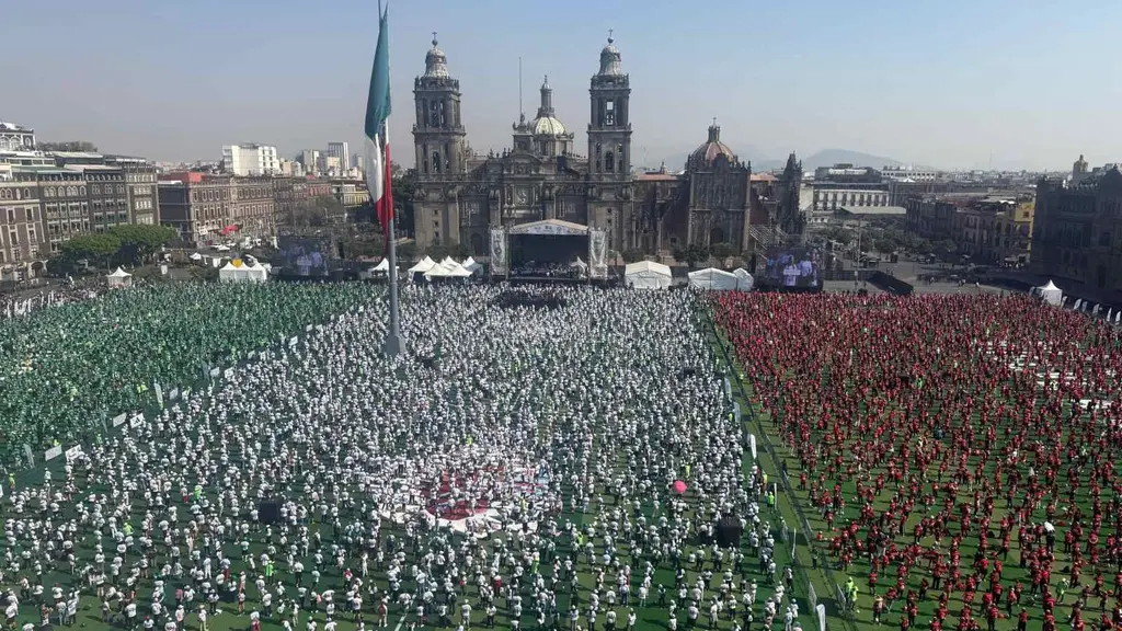 Zócalo de CDMX rompe récord mundial con clase masiva de futbol y más de 9 mil participantes