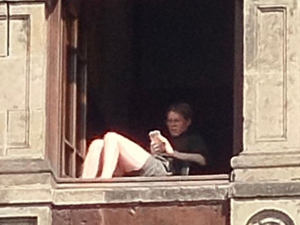 Confirman sanción a mujer por tomar el sol en Palacio Nacional tras revisión interna