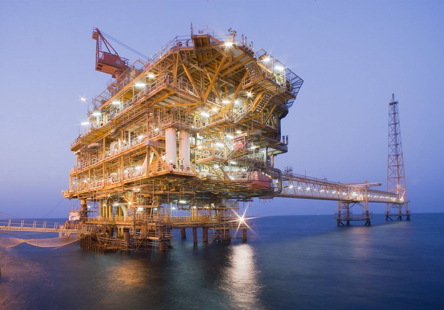 Ataques entre Israel e Irán golpean sector energético; respuesta iraní daña refinería clave en Qatar