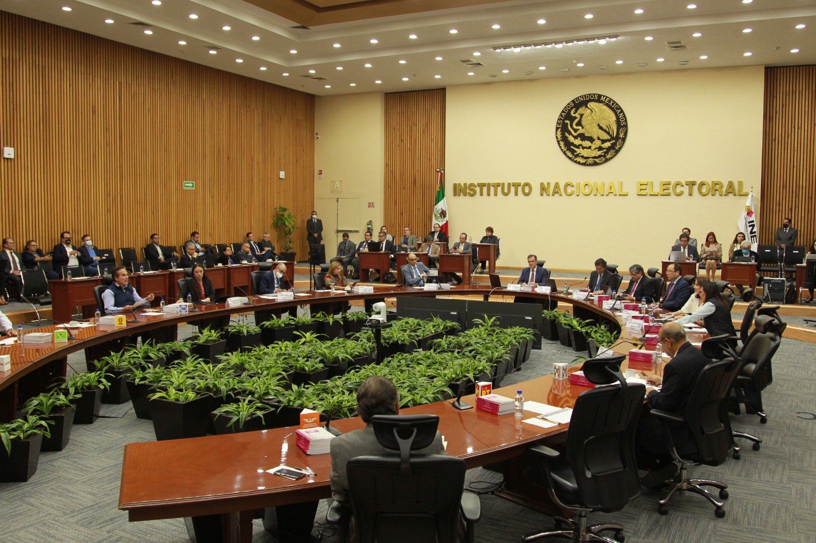 Avanzan 369 aspirantes a consejerías del INE; destacan perfiles cercanos a Taddei