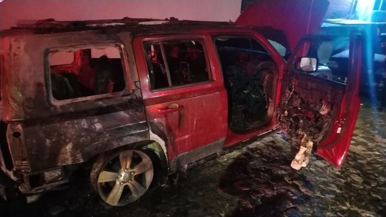 Comando balea vivienda y calcina autos en Lomas del 5 de Mayo; analizan nexo criminal