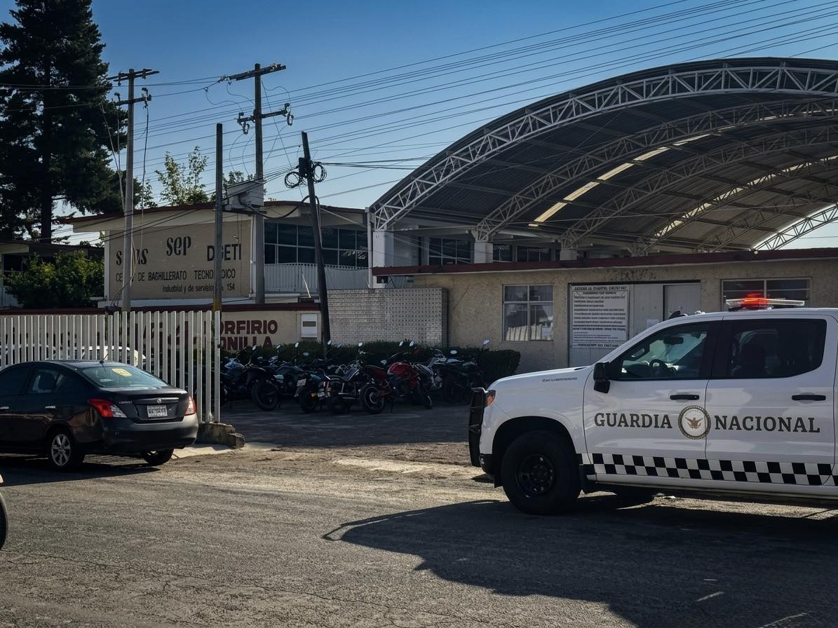 Activan protocolos de seguridad en escuelas de Tlaxcala por amenazas de tiroteos; suspenden clases en Apizaco y Calpulalpan