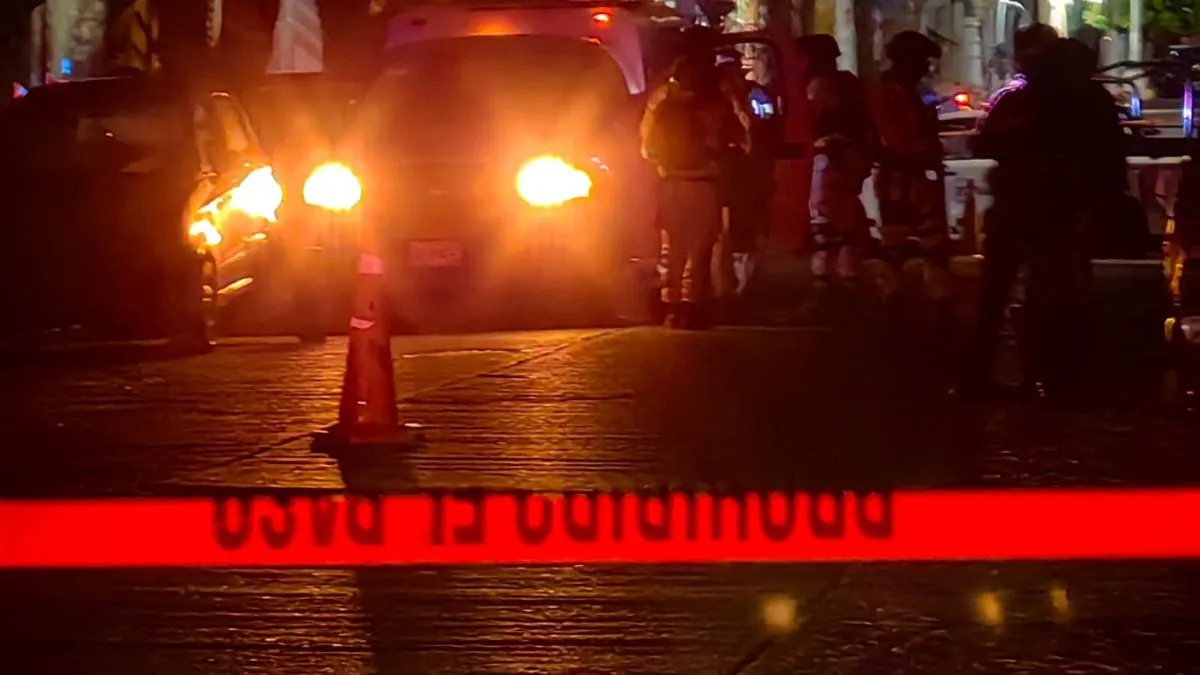 Balean y rocían con gasolina inmueble cerca del Mercado Morelos; hay al menos tres lesionados