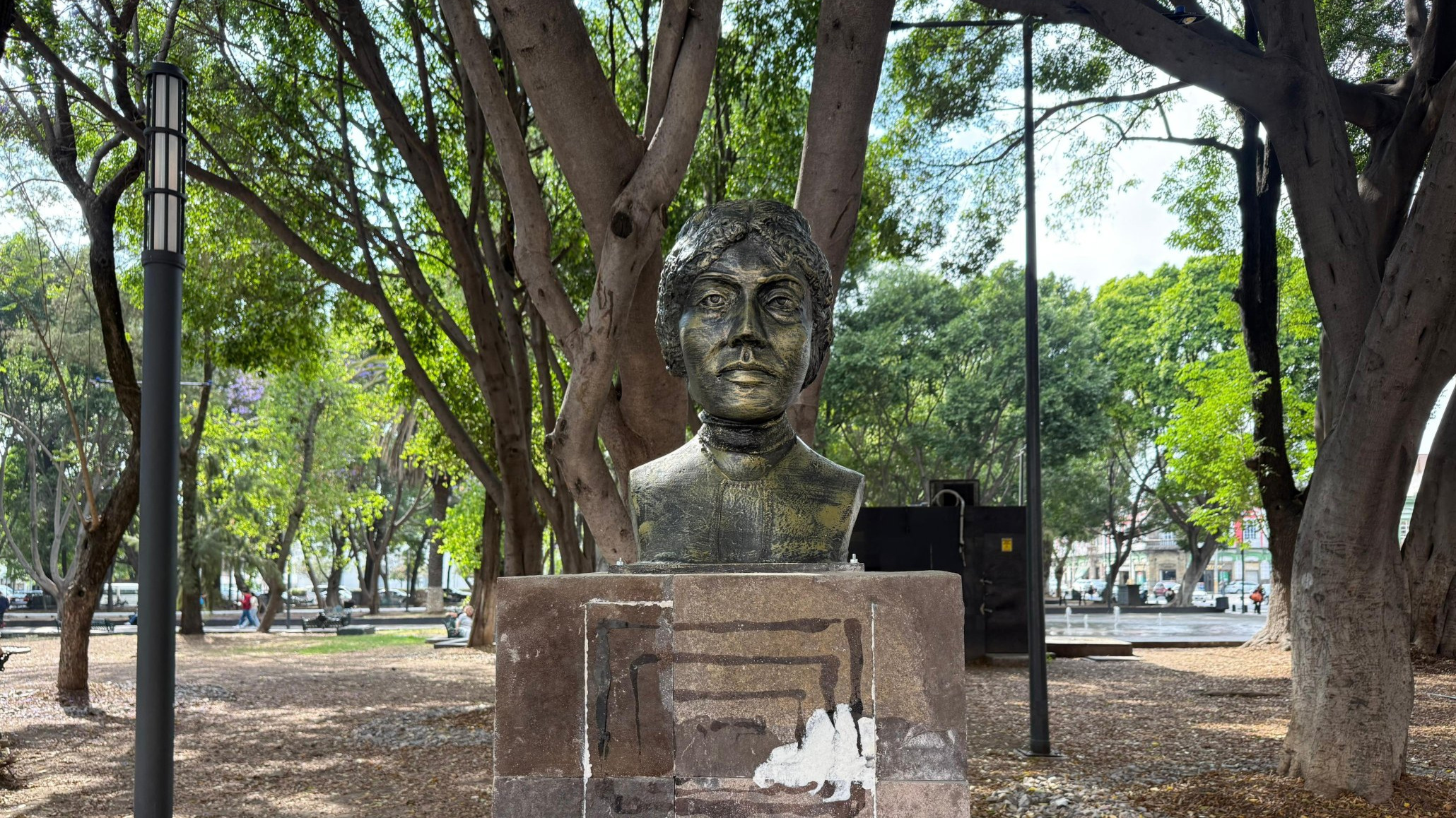 Retiran placas con errores en bustos del Paseo Bravo de Puebla tras remodelación millonaria