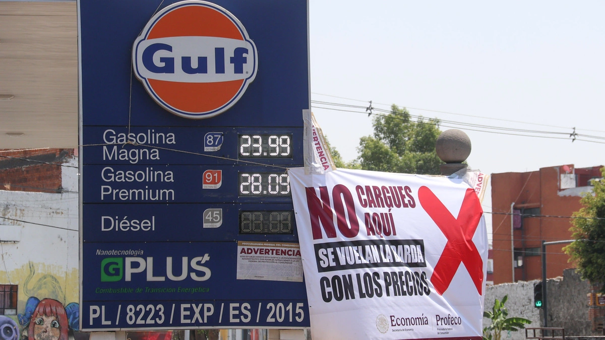 Exhibe Profeco a gasolineras de Puebla por precios excesivos; colocan lonas de advertencia
