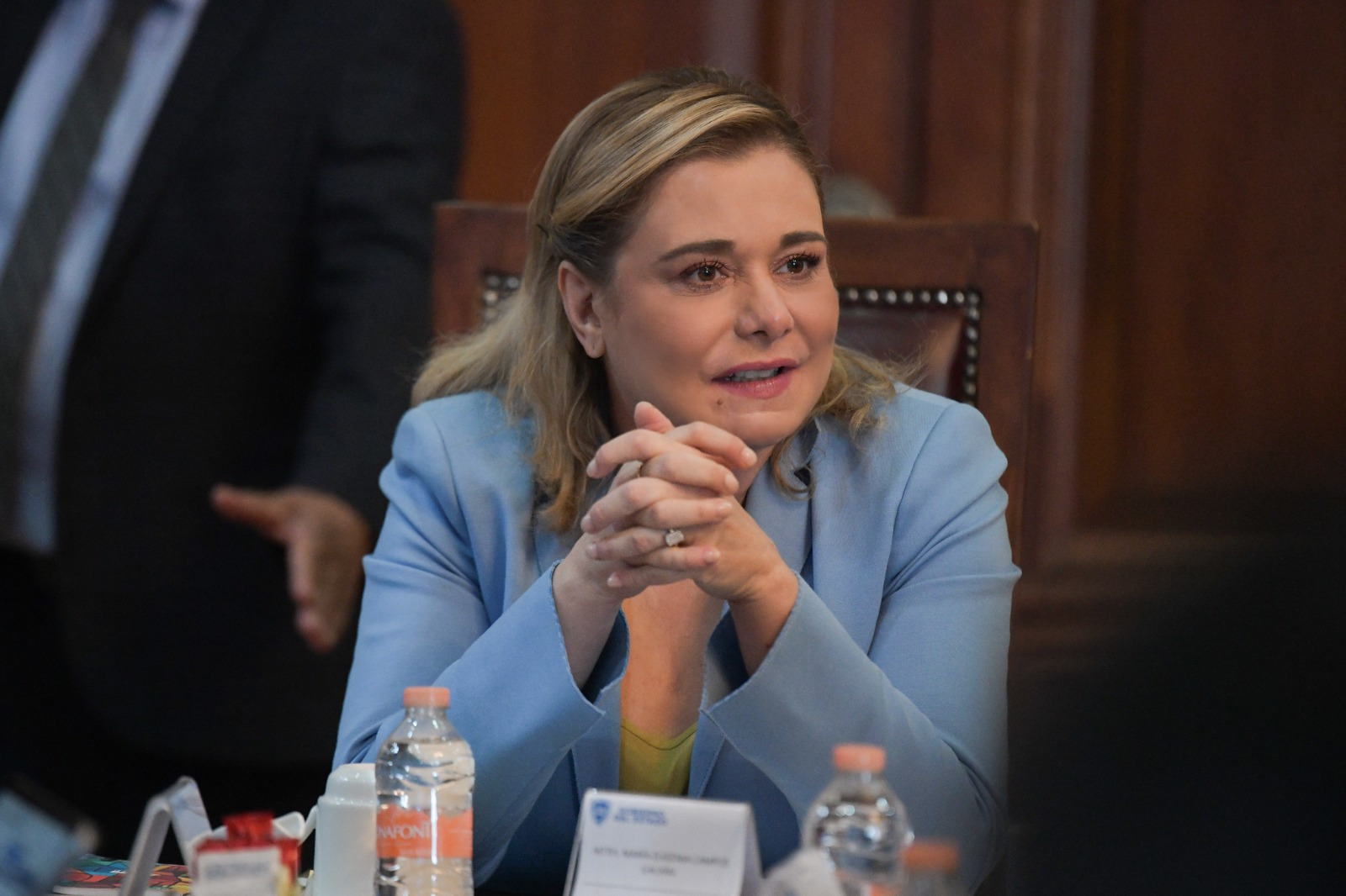 Maru Campos da plantón al Senado; rechaza informar sobre operativos con agentes de Estados Unidos