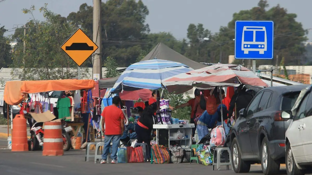 Vuelven ambulantes al penal de San Miguel y desafían operativos municipales en Puebla