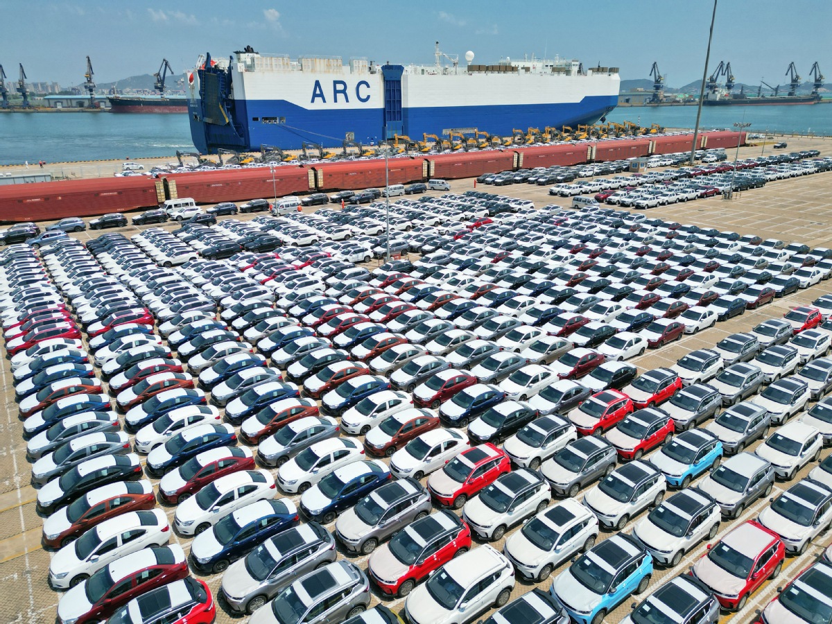 Trump anuncia arancel del 100% a autos chinos y eleva tensión comercial con China