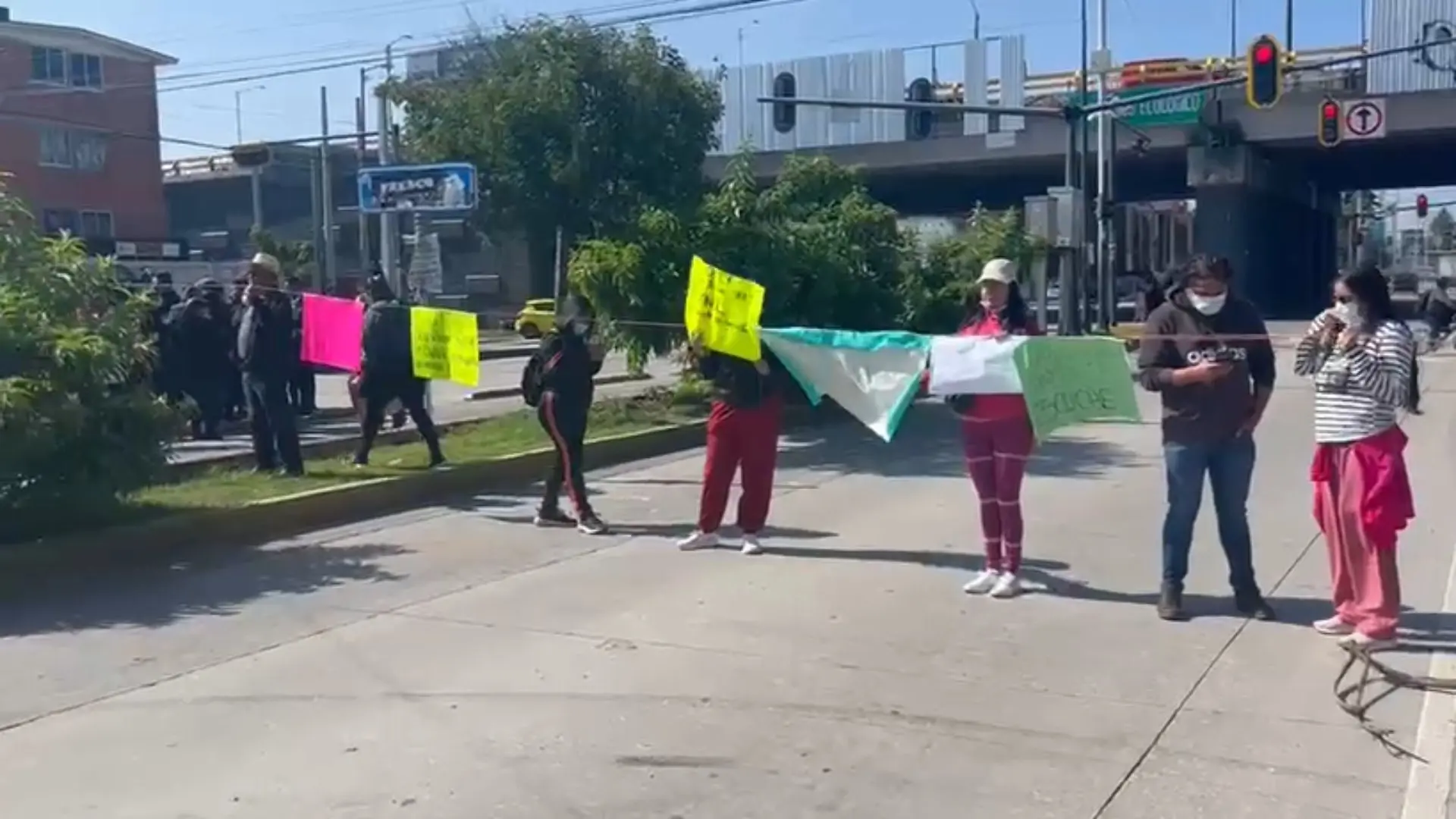 Alumnos del Conservatorio de Música de Puebla protestan por carencias y bloquean la 11 Sur