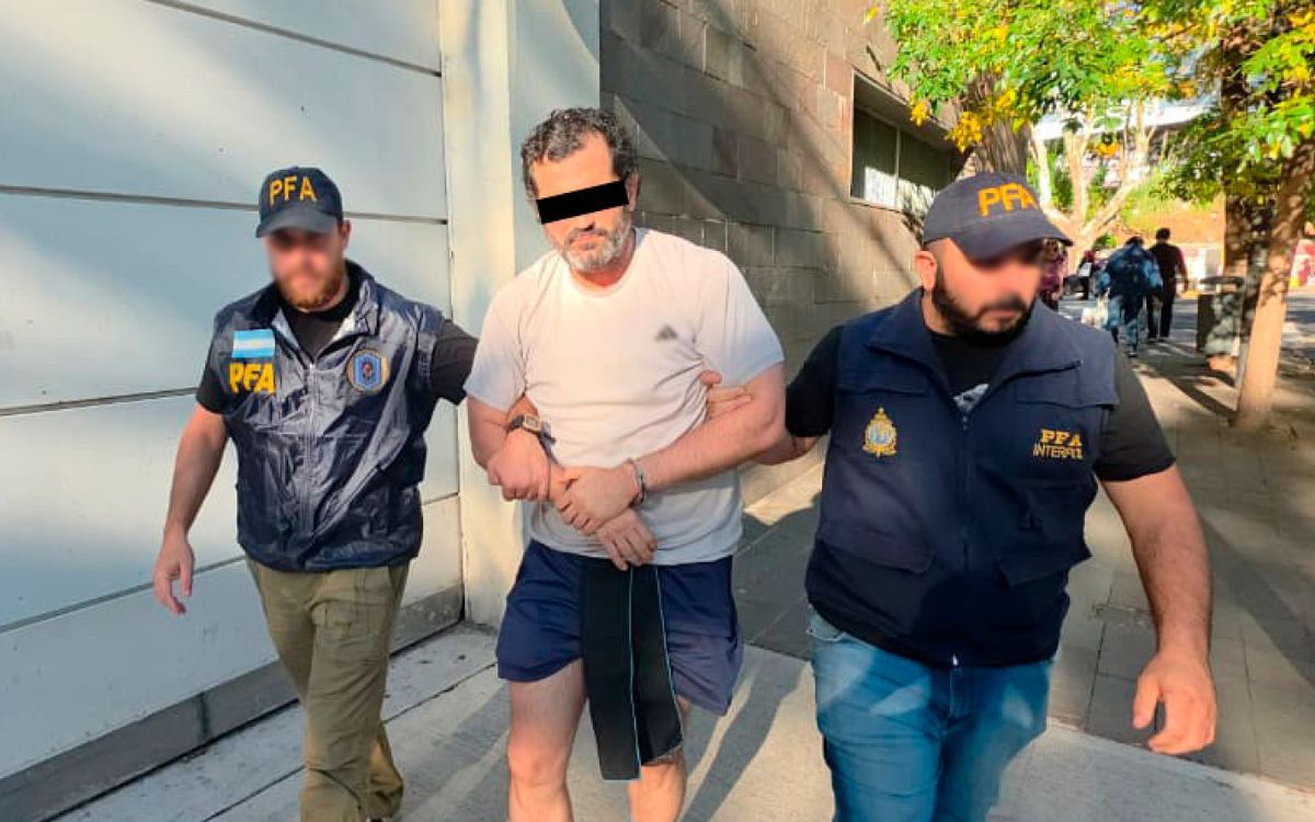 Cae en Argentina contralmirante ligado a red de huachicol fiscal; tenía ficha roja de Interpol