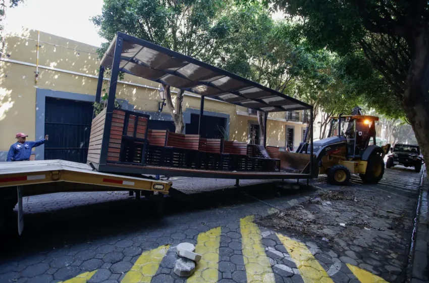 Retira Ayuntamiento de Puebla siete \"parklets\" por privatización de bares y restaurantes