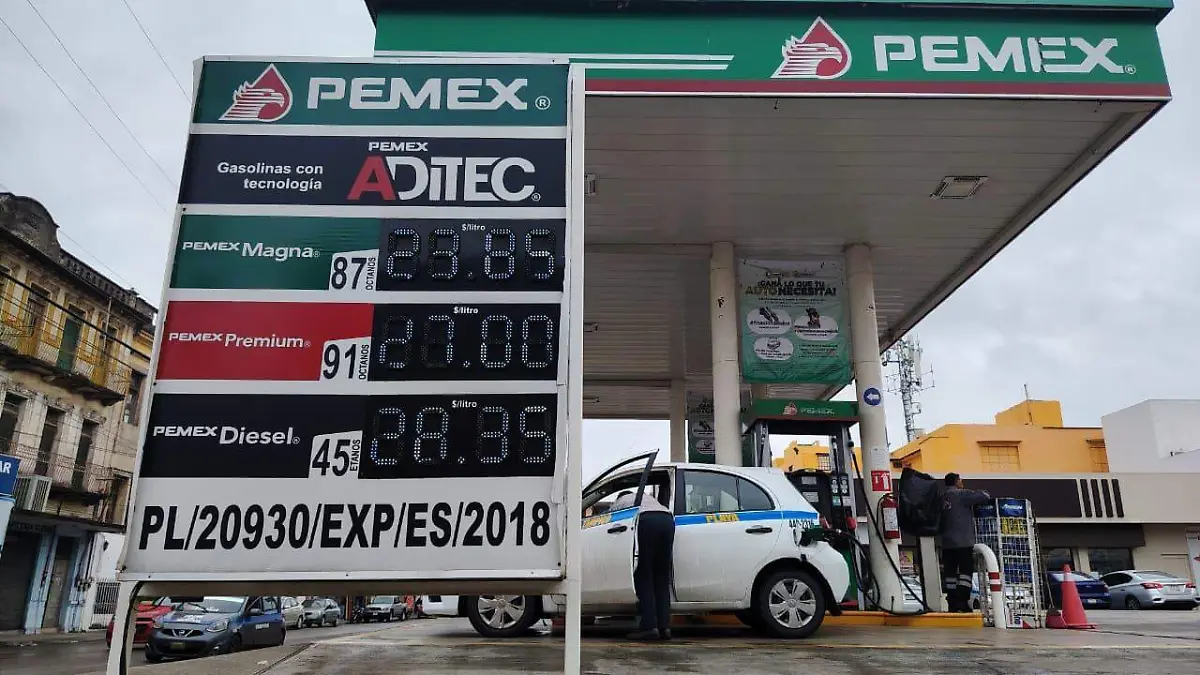Sheinbaum va contra gasolineros por precio del diésel; alista revisiones con el SAT