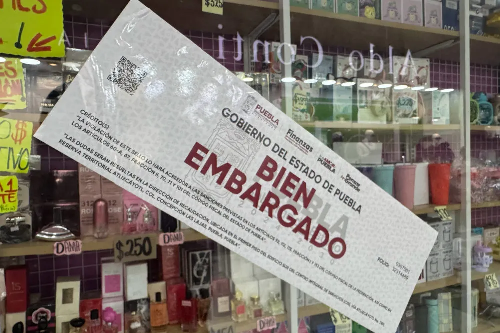 Secretaría de Finanzas embarga Plaza Dorada en Puebla; colocan sellos en accesos y locales