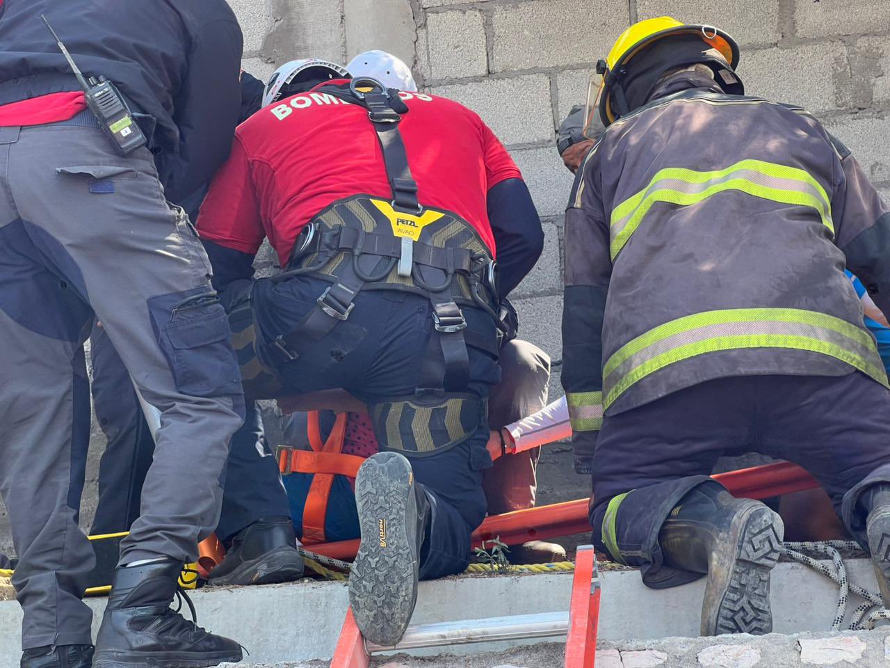 Rescatan a padre e hijo atrapados en pozo de 25 metros en la Interamericana