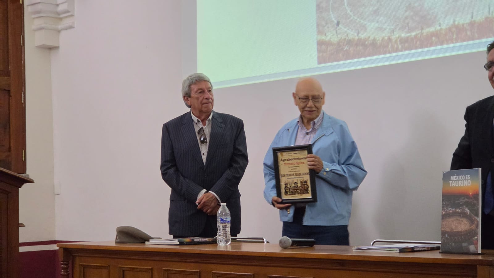 Presentan en el Carolino el libro “México es Taurino”, una crónica de 500 años de tradición