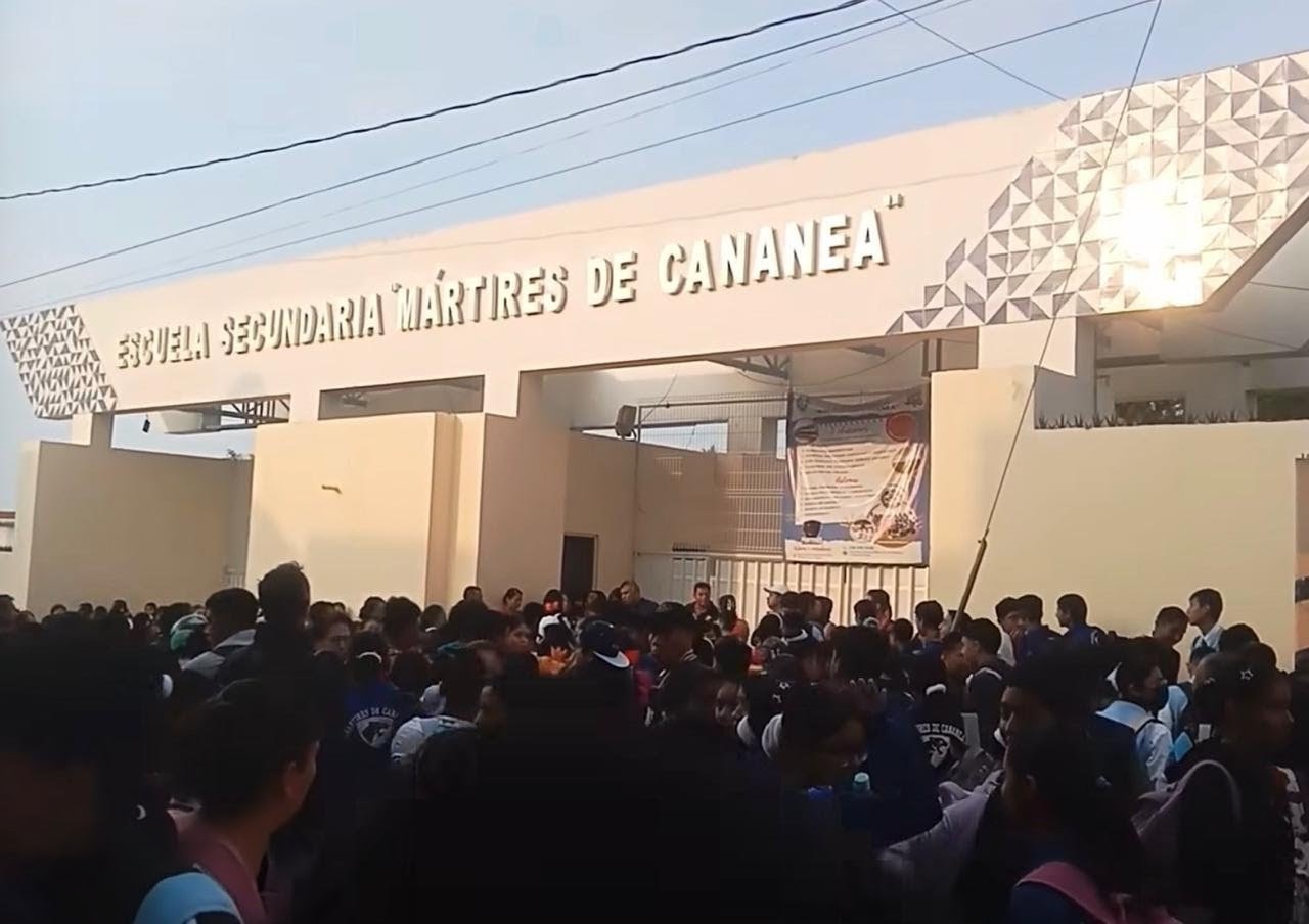 Toman la secundaria Mártires de Cananea en Tehuacán por pleito de dinero