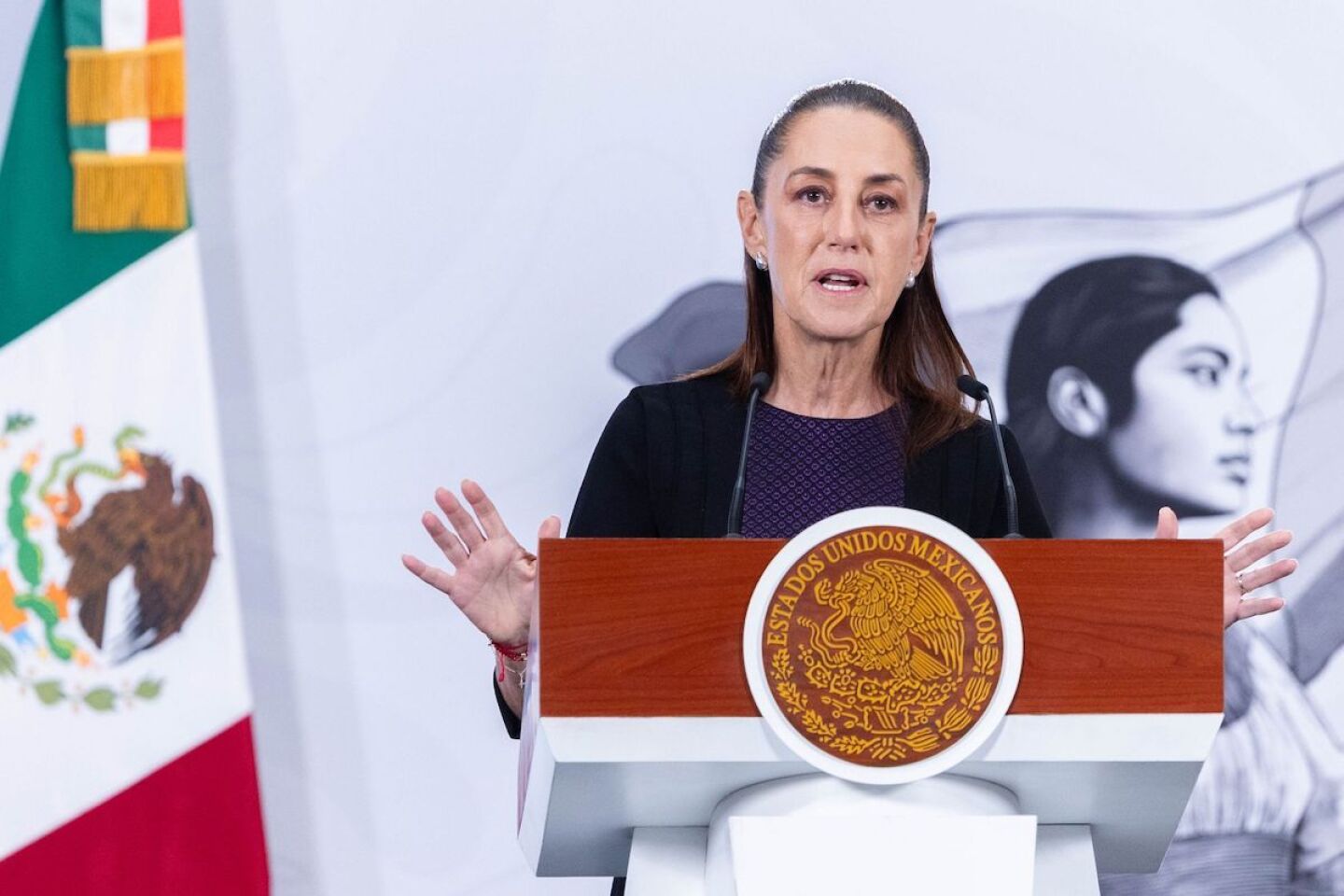 Claudia Sheinbaum descarta salida de Mario Delgado de la SEP y respalda su gestión