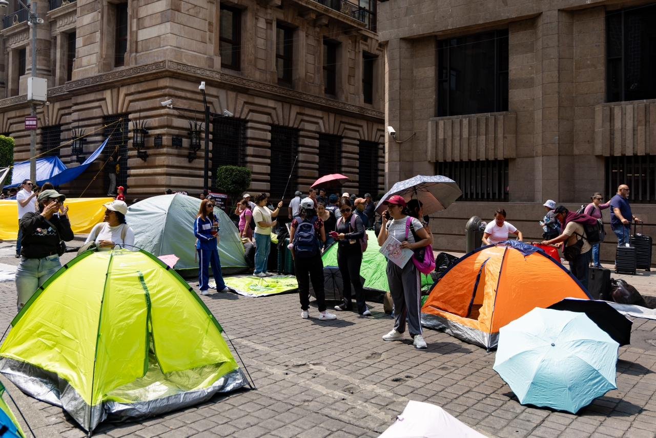 CNTE instala plantón en 5 de Mayo tras cerco policial en CDMX