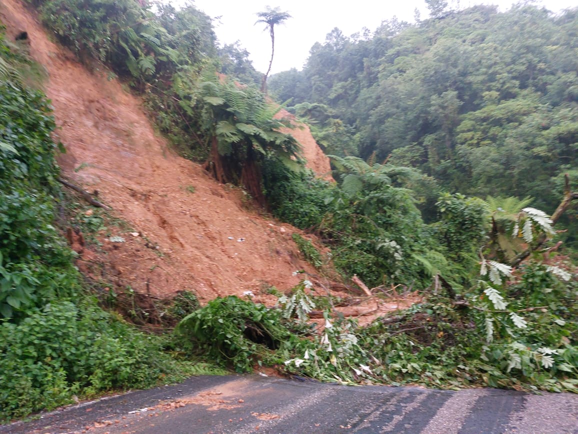 Alerta en la Sierra Negra: Lluvias tiran puentes, desbordan ríos y bloquean caminos