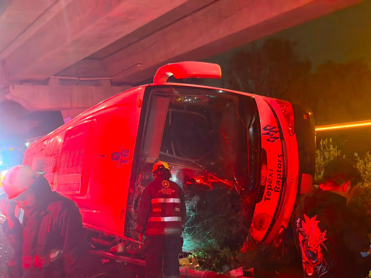 Vuelca autobús con estudiantes del Tecnológico de Tepexi en la autopista México-Puebla
