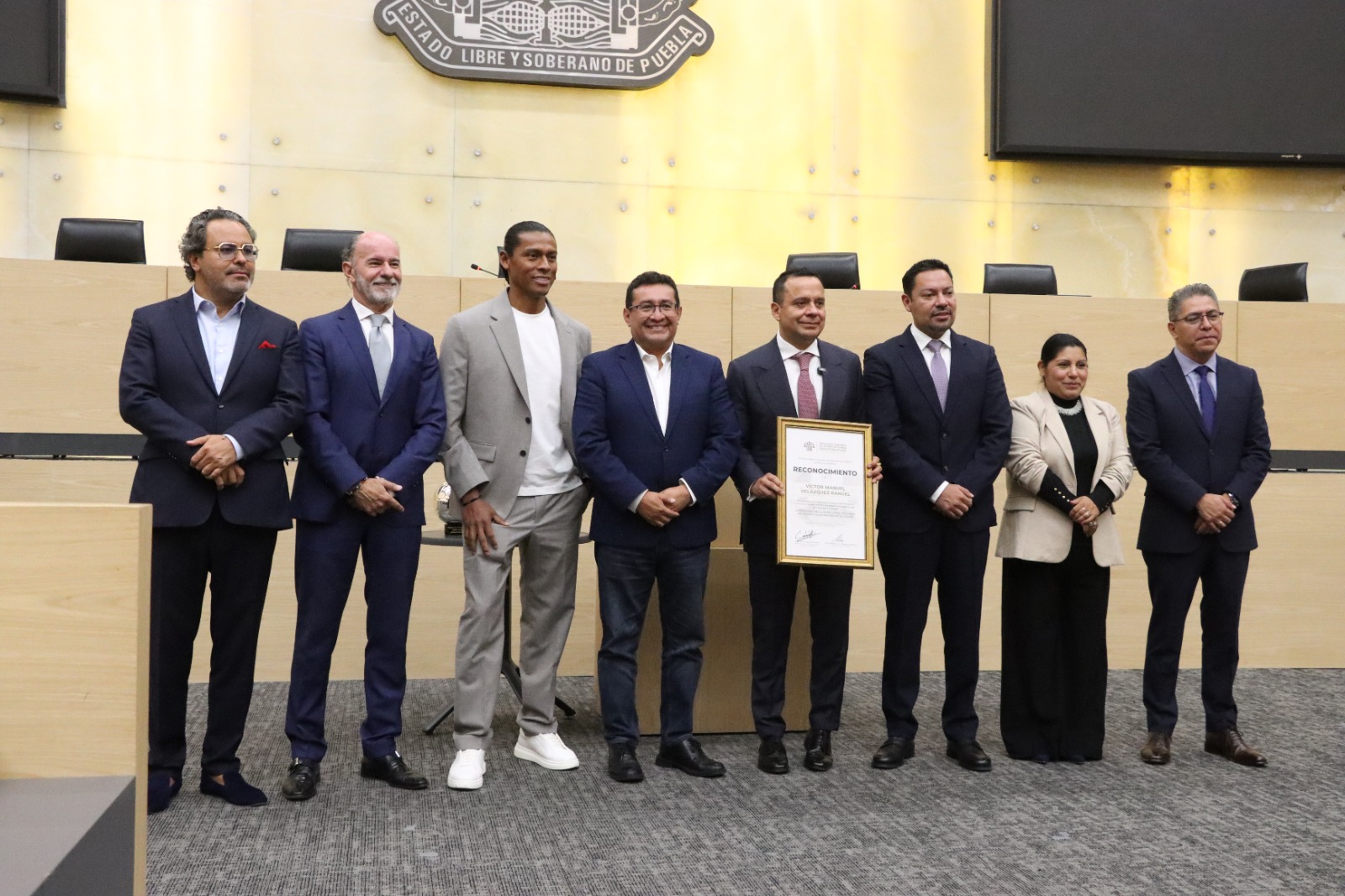 Congreso de Puebla reconoce al Cruz Azul; diputados tiran el trofeo en la foto oficial