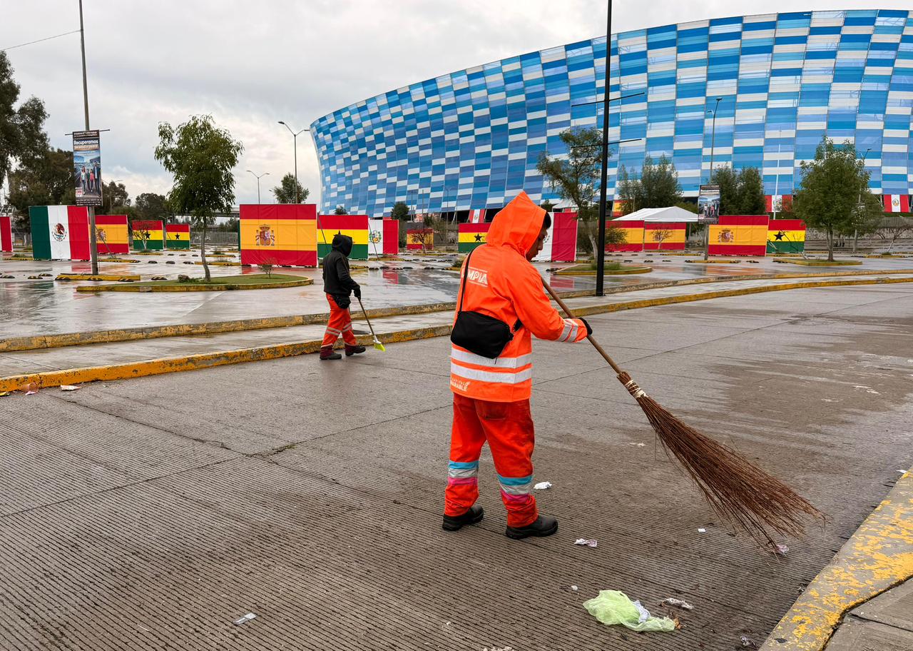 Ayuntamiento de Puebla realiza operativo de limpieza en el Estadio Cuauhtémoc tras partido España vs Perú