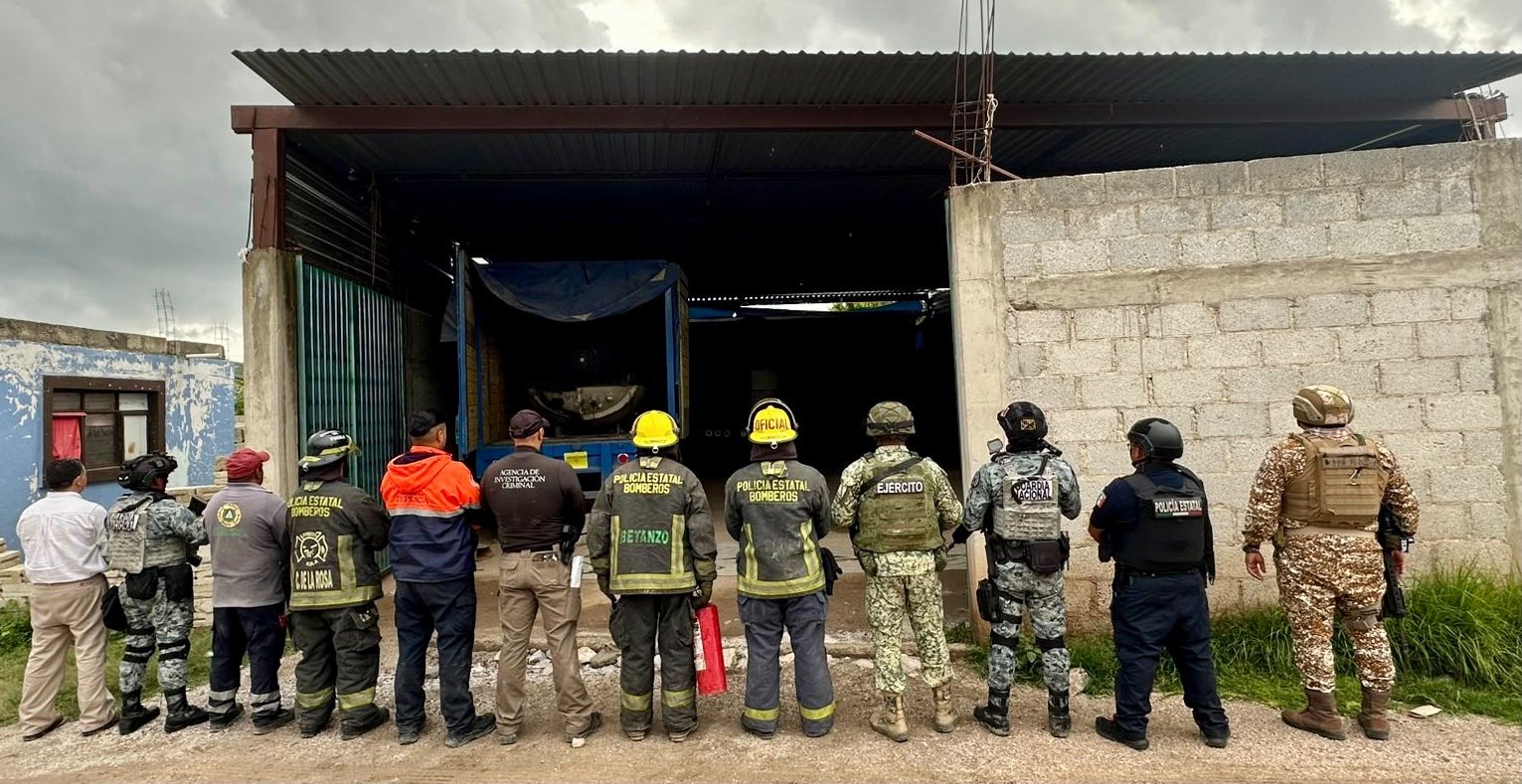Aseguran casi 18 mil litros de \"huachicol\" tras cateo a una bodega en Tepeaca
